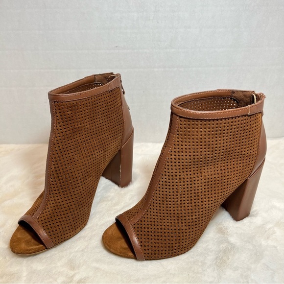 Steve Madden Women’s Brown Peep Toe Perforated Bootie Size 7.5 - Picture 1 of 13